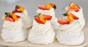 A famosa sobremesa que enlouquece o mundo inteiro! Sem farinha! Bolo Pavlova! sem leite condensado
