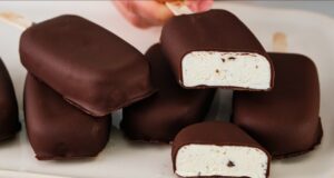 Pare de comprar sorvete! Caseiro Stracciatella Ice Cream Magnum sem uma sorveteira em 5 minutos!