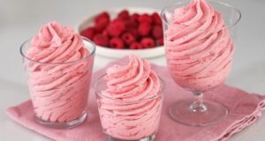 Sobremesa cremosa de framboesa em 5 minutos! Todo mundo está procurando essa receita! Sem fermento,