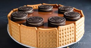 Este bolo de Oreo é tão delicioso que eu o faço todo fim de semana! Sem farinha, sem forno, sem ovos